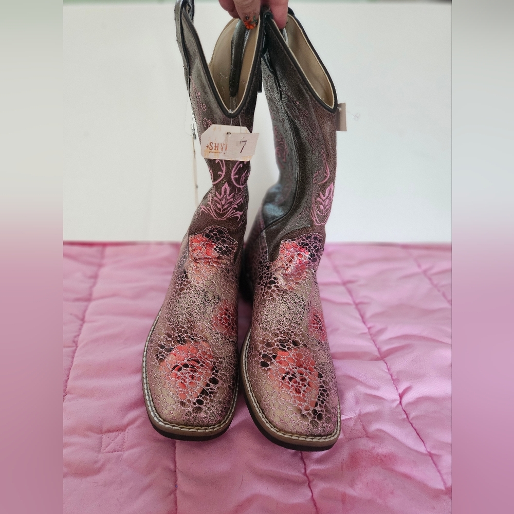 NWT Boot Barn Shyanne Womens Boots Size 7. Brown & Pink W/ Glitter Accents